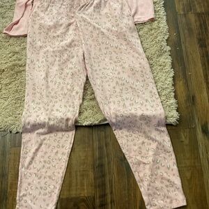 1-2026A HUE Pink NWT  Women's Pajama Set